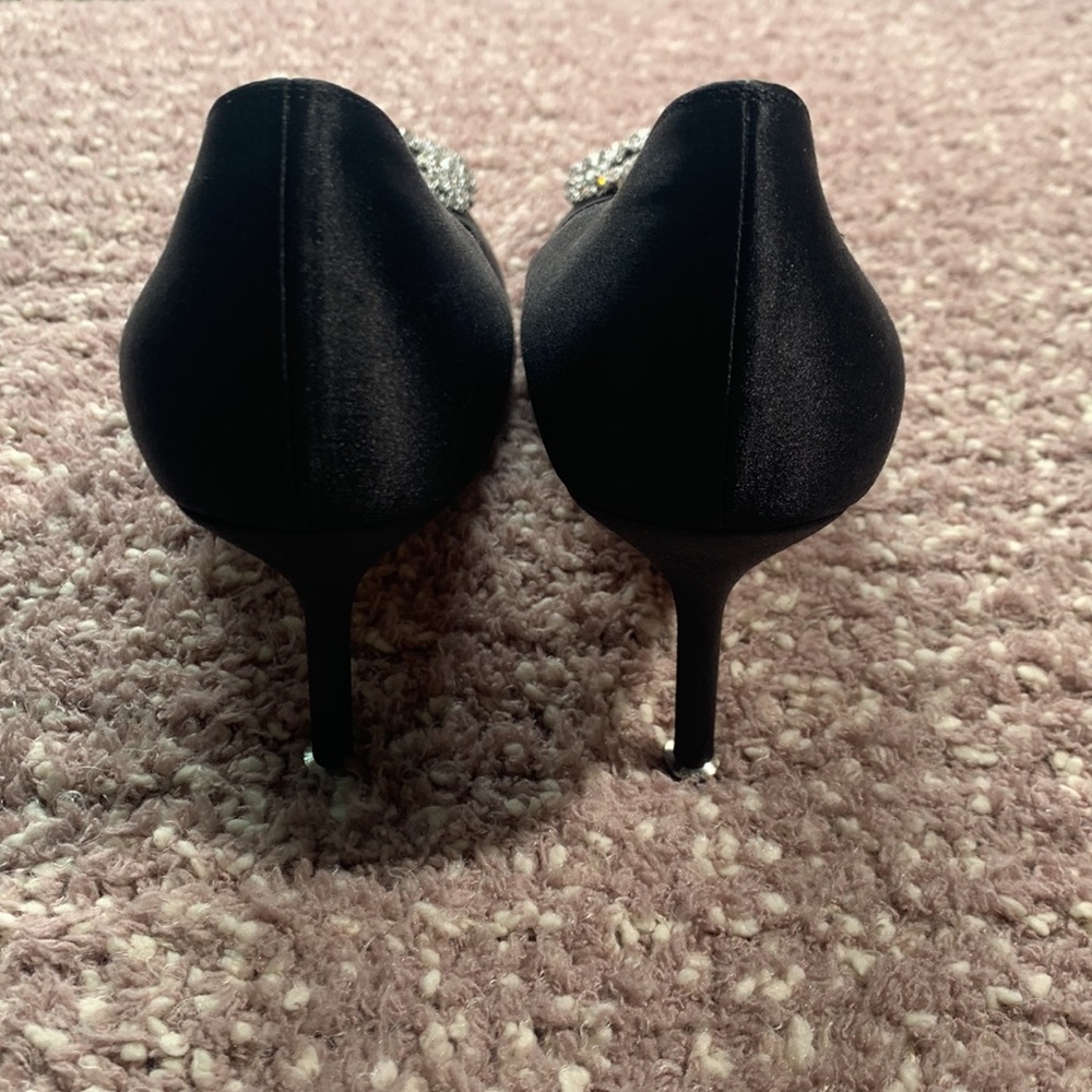 MANOLO BLAHNIK
Hangisi 70mm Pump - Picture 4 of 15